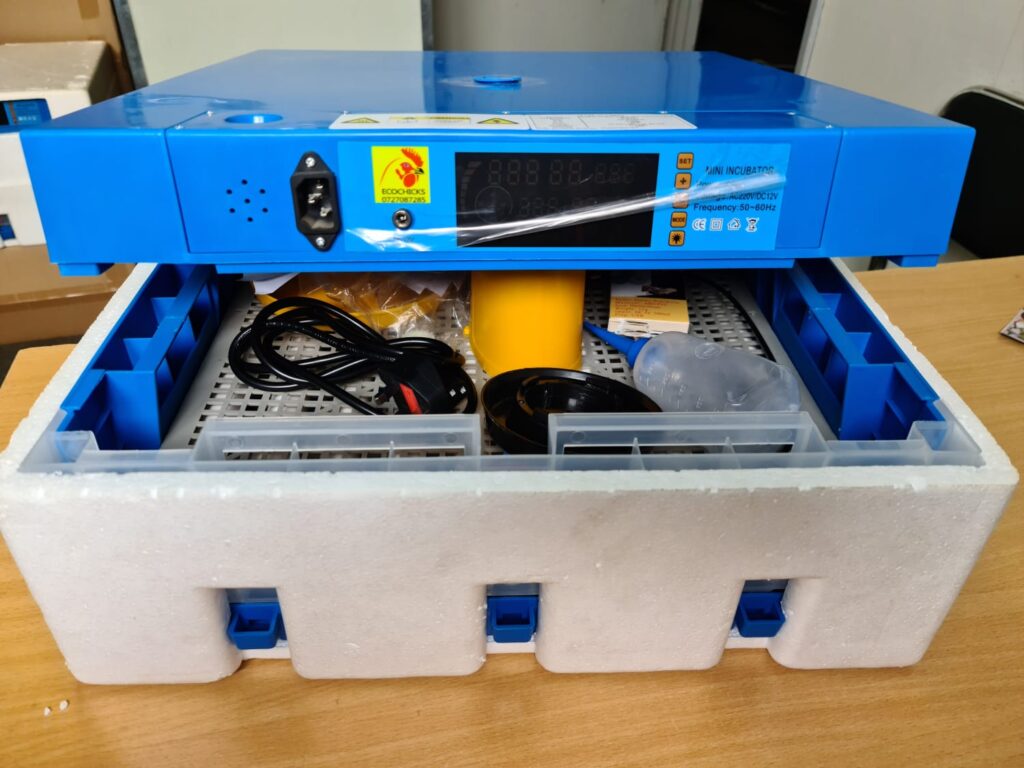 Egg incubator with automatic humidity control